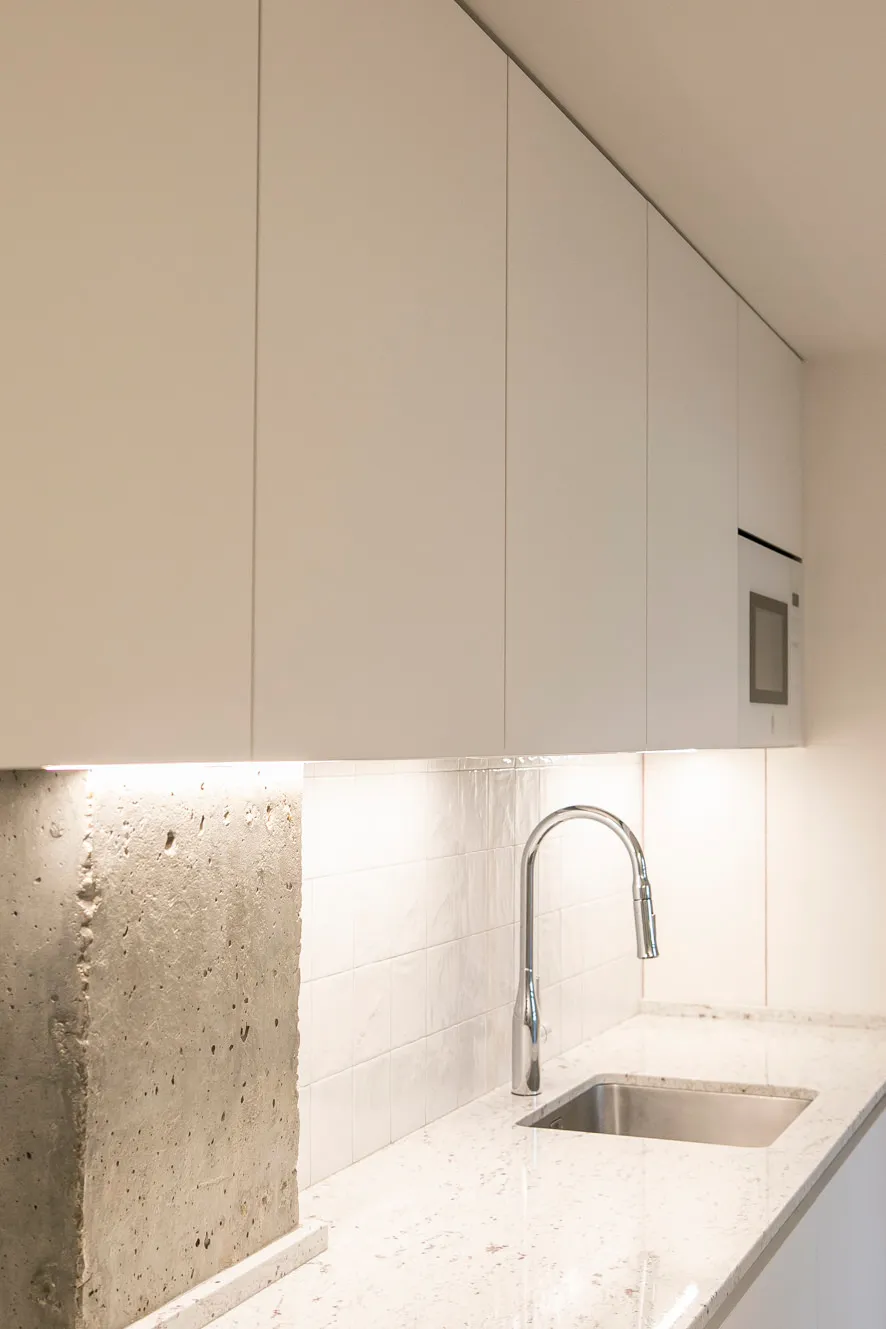 Perspectiva de la cocina que muestra la relación entre mobiliario y circulación