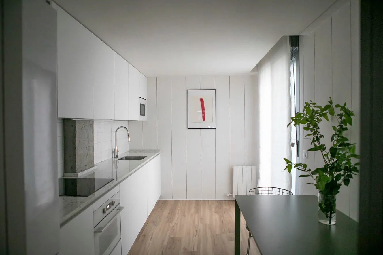 Vista general de la cocina que integra almacenaje, electrodomésticos y zona de trabajo