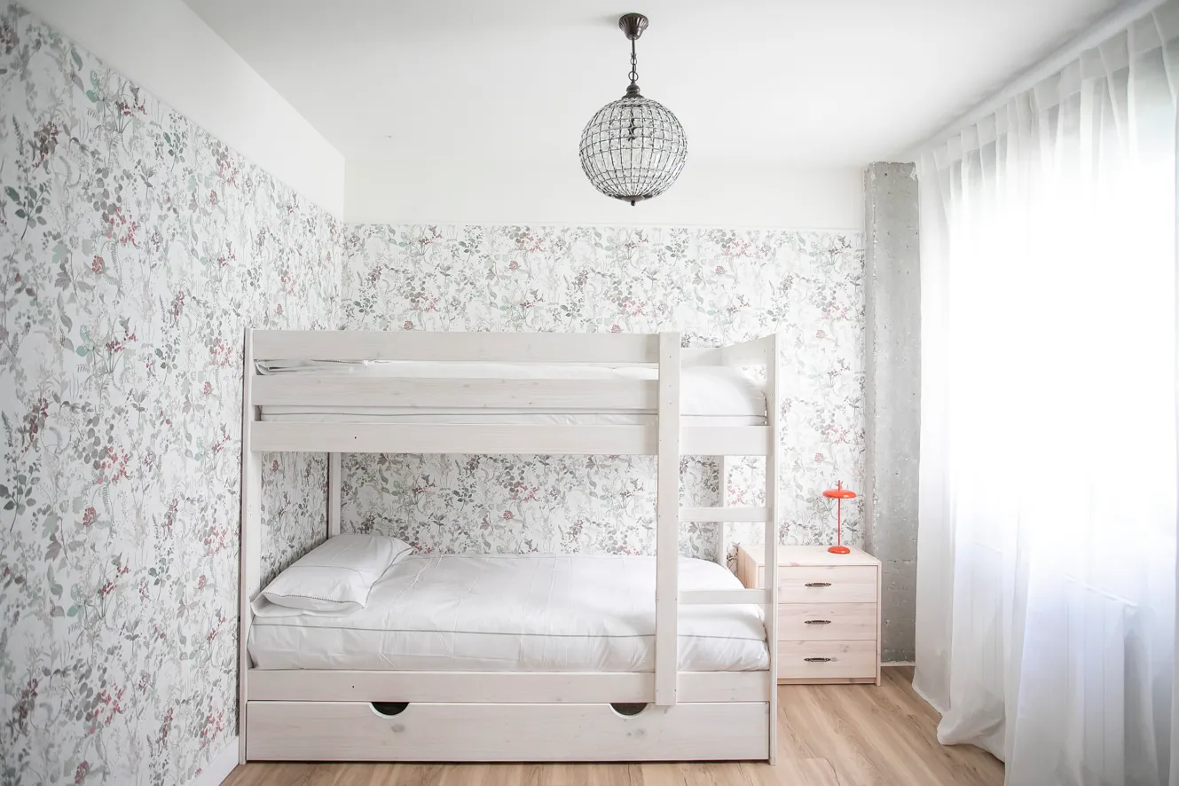 Dormitorio principal con distribución diáfana y luz natural que define el ambiente