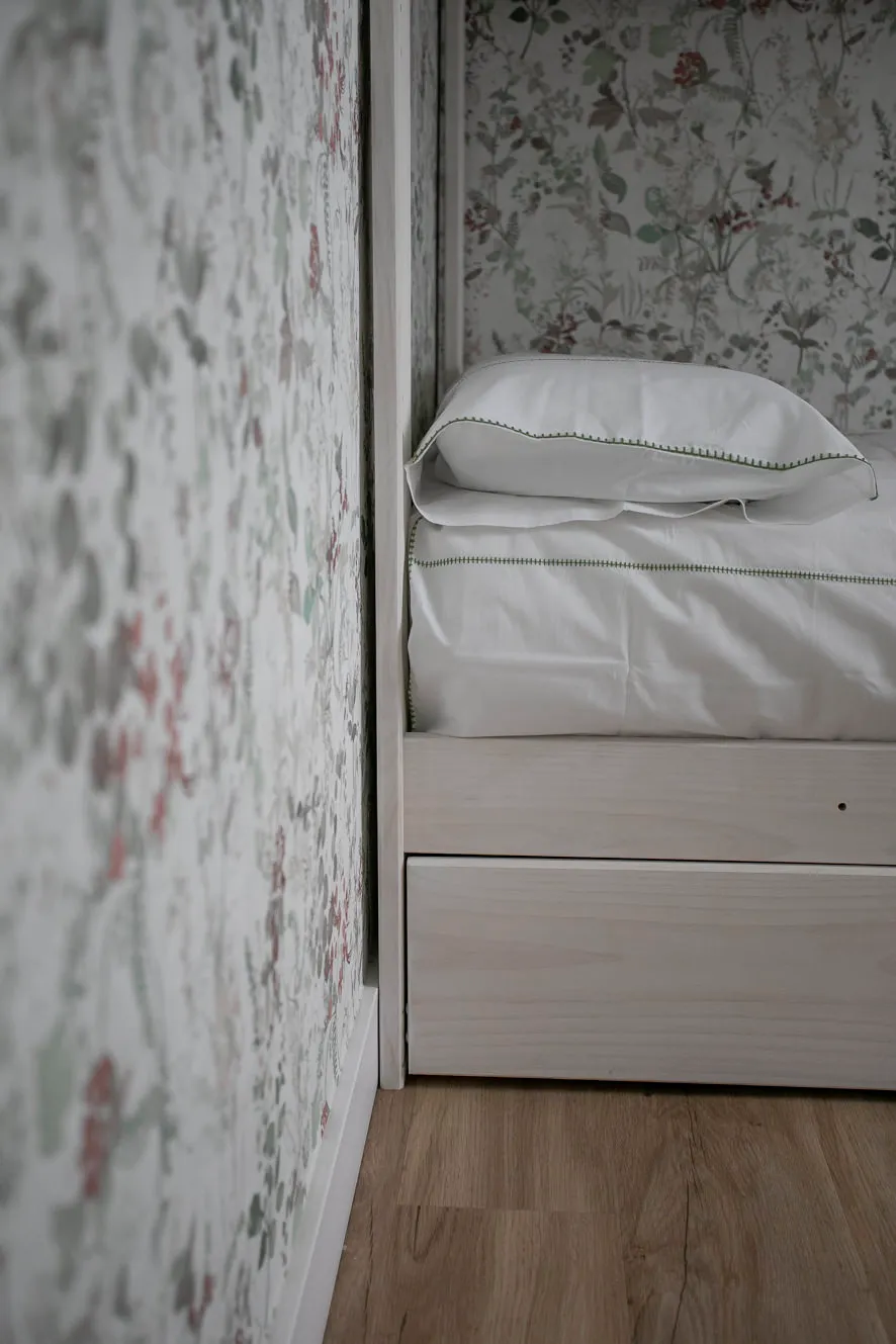 Perspectiva del dormitorio que muestra la relación entre mobiliario y espacio