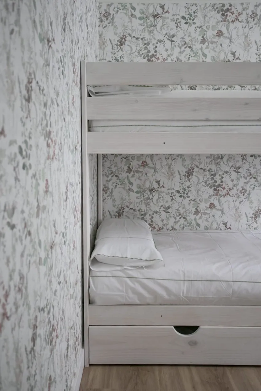 Detalle del dormitorio con acabados en tonos neutros y textiles naturales