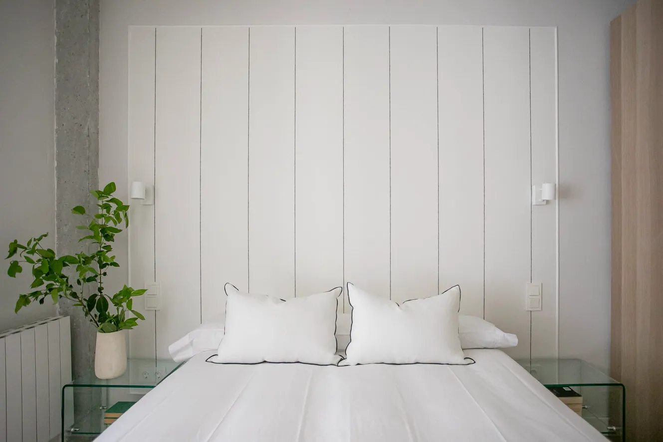 Dormitorio matrimonio con distribución amplia y luz natural que envuelve el espacio