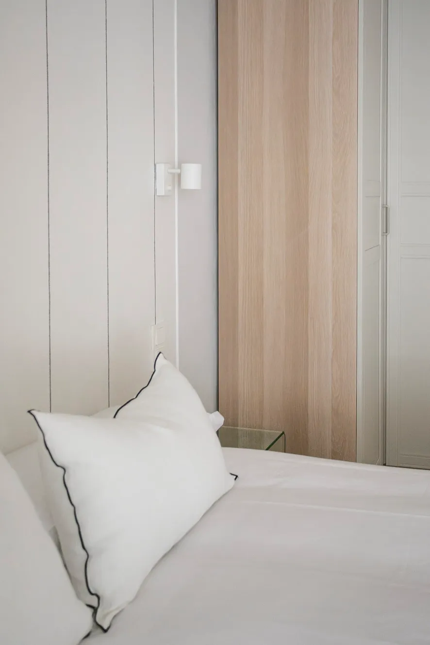 Vista general del dormitorio matrimonio con atmósfera serena y equilibrada