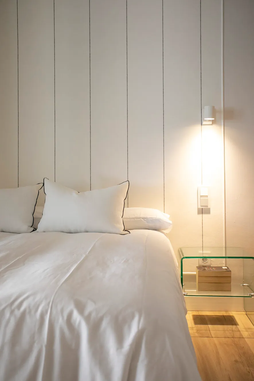 Perspectiva del dormitorio matrimonio que muestra la relación entre cama y espacio