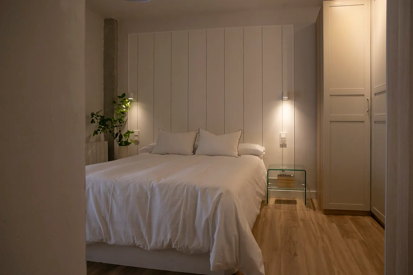 Dormitorio matrimonio con iluminación ambiental y cabecero integrado