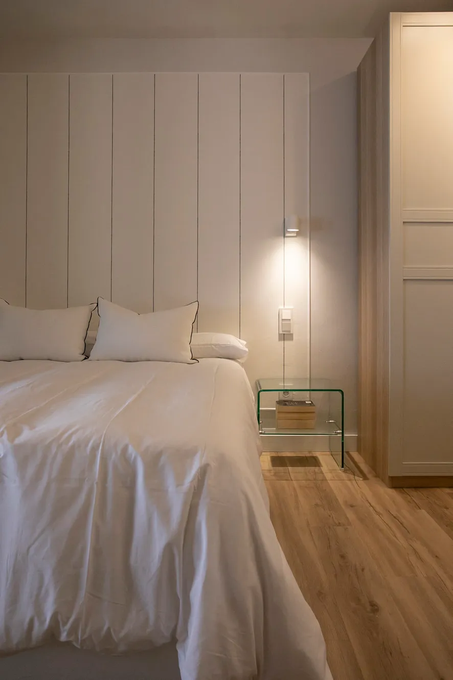 Composición del dormitorio matrimonio con paleta serena y líneas depuradas