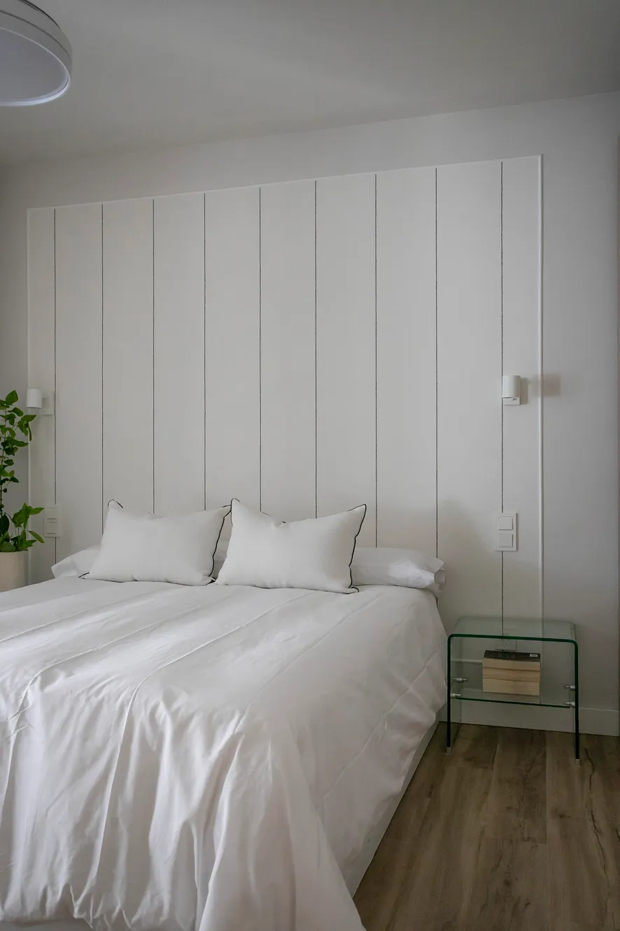 Dormitorio matrimonio que integra zona de vestidor con carpintería a medida