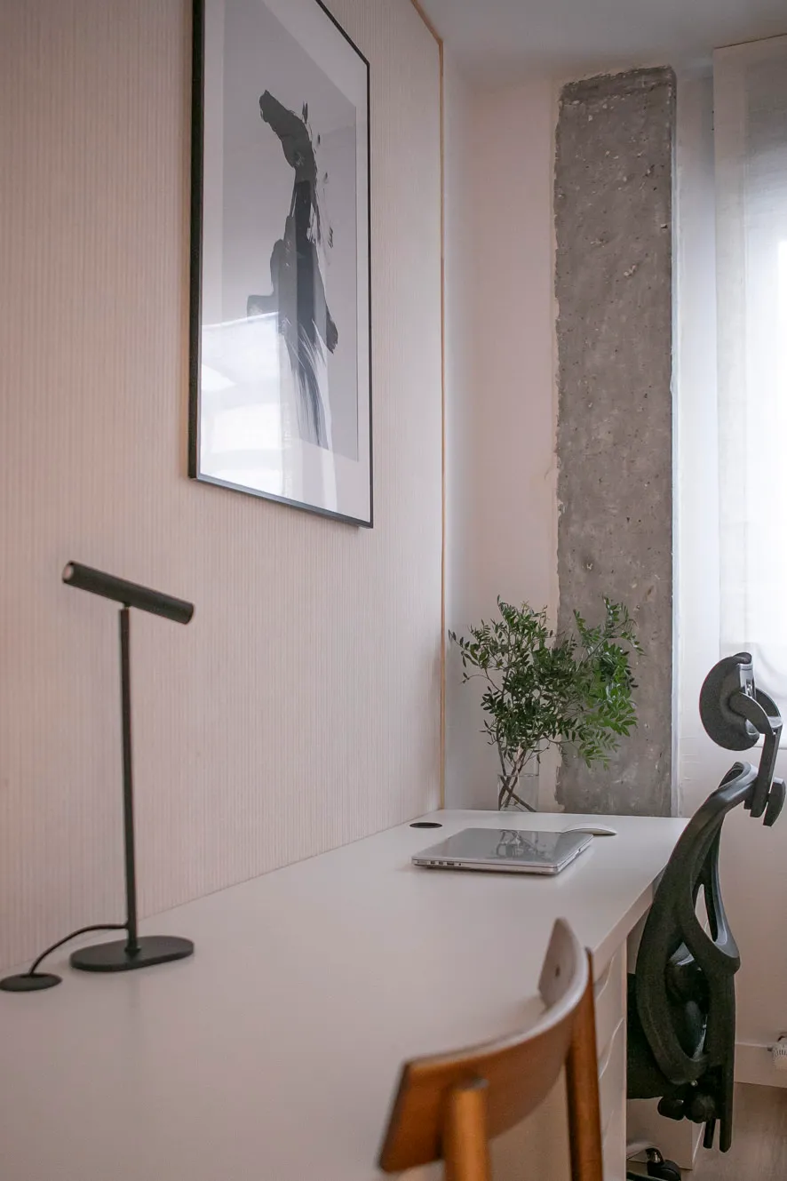 Estudio donde la materialidad y la iluminación crean un ambiente de concentración
