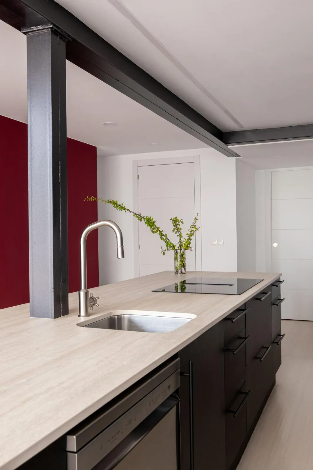 Proyecto de interiorismo con distribución abierta, materiales neutros y carpintería vista que aporta calidez al ambiente
