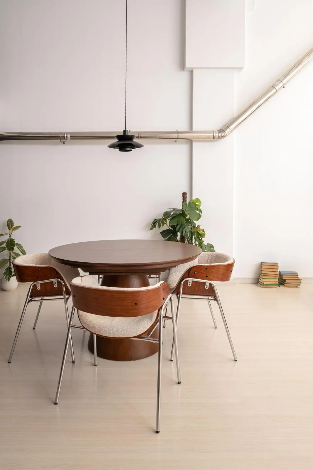 Dormitorio reformado con paleta neutra, textiles naturales y atmósfera serena