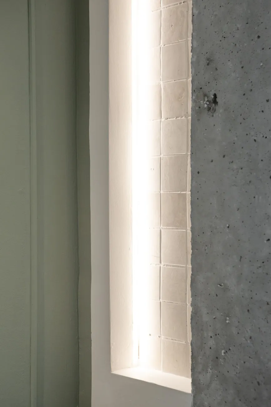 Composición del salón con mobiliario de líneas limpias y paleta neutra