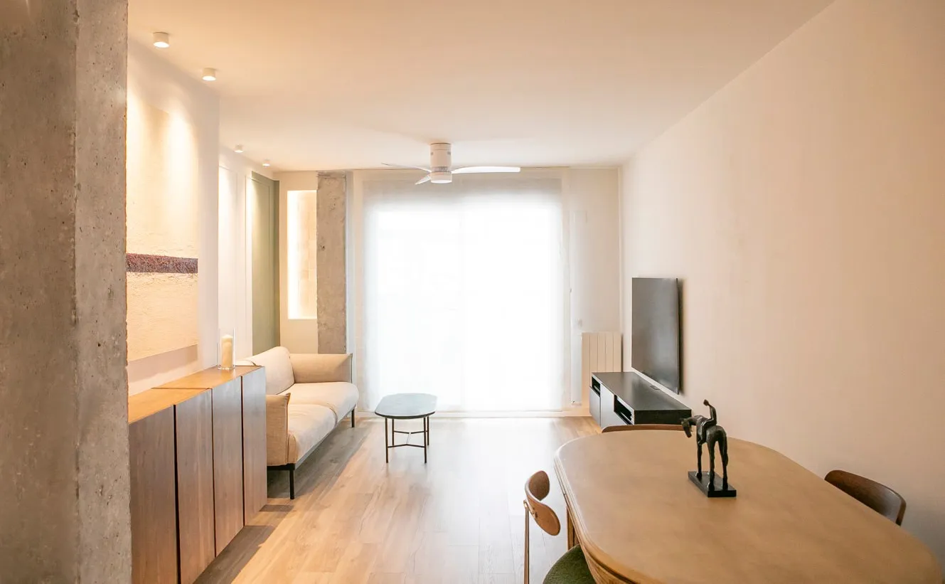Vista del salón desde el área de cocina, mostrando la integración funcional