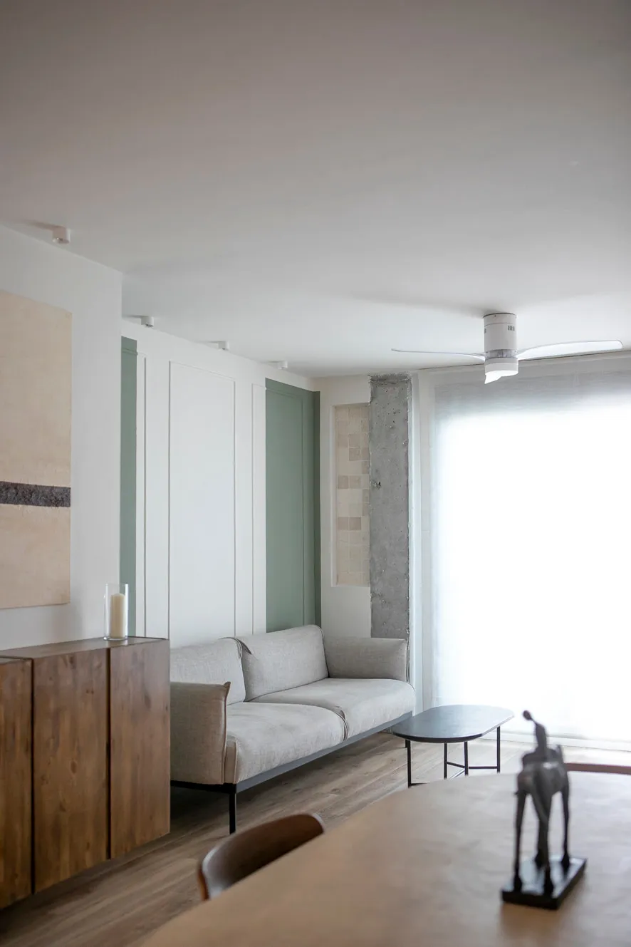 Salón con techos altos y tratamiento de luz natural
