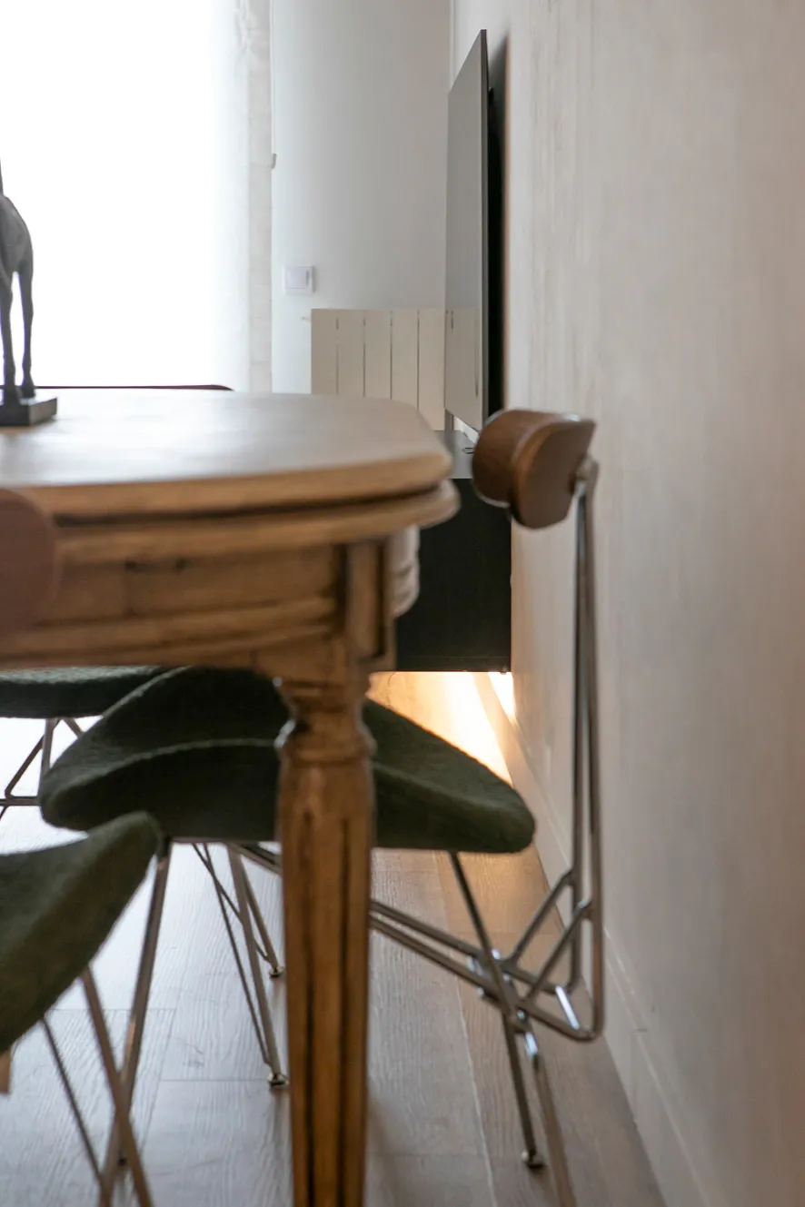 Salón con cocina integrada y zona de comedor en un mismo plano visual